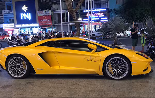 Ngoài siêu xe Lamborghini Aventador S LP740-4 "hàng độc" có trị giá khoảng 48 tỷ đồng, doanh nhân quận 12 này còn sở hữu chiếc xe siêu sang Bentley Mulsanne EWB 2018 chính hãng đầu tiên về Việt Nam có giá bán hơn 50 tỷ đồng và 1 chiếc SUV hạng sang Range Rover.