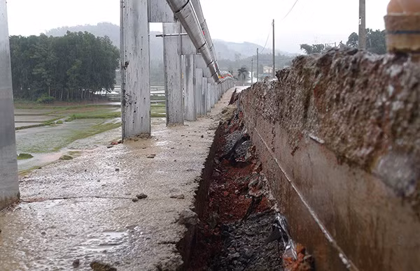 Vết nứt toác, sụt lún dài gần 100m đe dọa sập một phần khu tái định cư Nước Y.