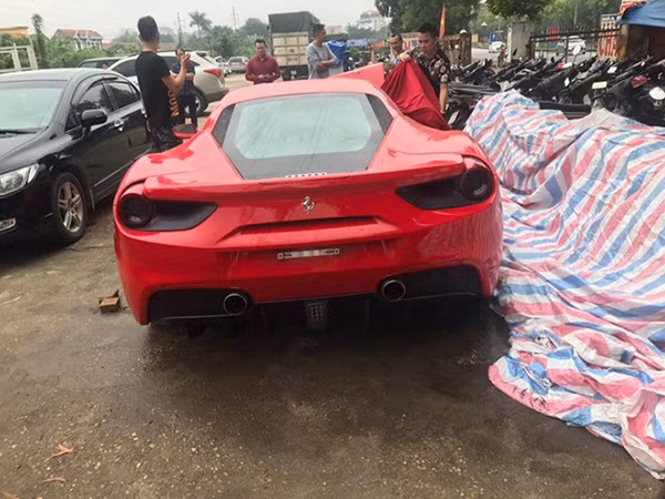 Chiếc Ferrari 488 GTB có giá khoảng 14 tỷ đồng...
