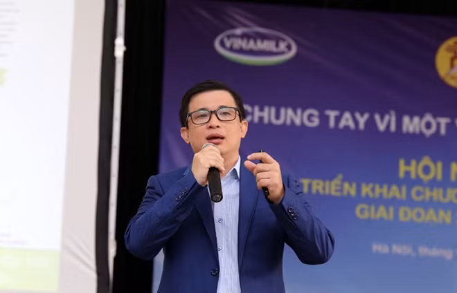 Đại diện Vinamilk phổ biến các kiến thức về chương trình “Sữa học đường”.