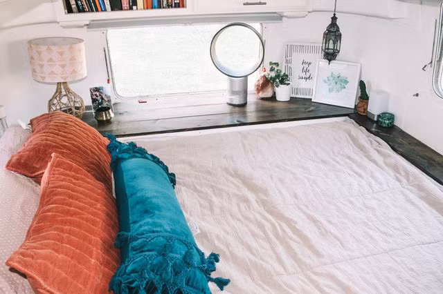 Phòng ngủ sang trọng cũng được tạo lên trong căn nhà di động này.