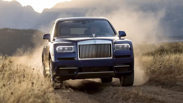 Với những người sở hữu Rolls-Royce Cullinan, việc mỗi ngày đi một chiếc xe khác nhau là chuyện... bình thường.