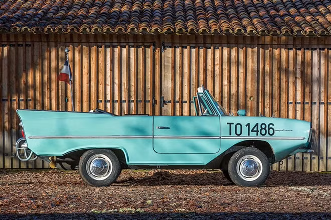 Amphicar 770 là chiếc xe lội nước đầu tiên được đưa vào sản xuất hàng loạt. Trong giai đoạn 1961-1968, đã có hơn 4.000 xe được sản xuất.