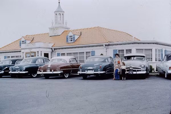 Bên ngoài khách sạn Howard Johnson ở thành phố Ft. Wayne, bang Indiana, 1951.