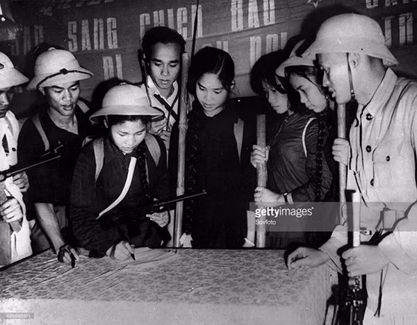 Giáo viên, sinh viên, công nhân viên,... ở Đại học Bách Khoa Hà Nội ký đơn tham gia phong trào Ba Sẵn Sàng năm 1966. Ảnh: Getty Images.