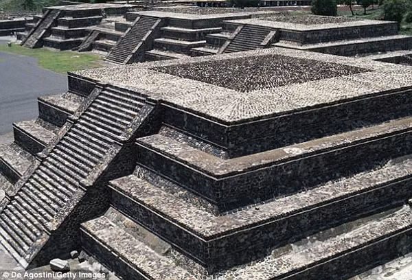 Tại đây, người dân Teotihuacan đã xây dựng hàng trăm đền đài, cung điện và ba kim tự tháp lớn gồm: Mặt Trời, Mặt Trăng và Đền Rắn.