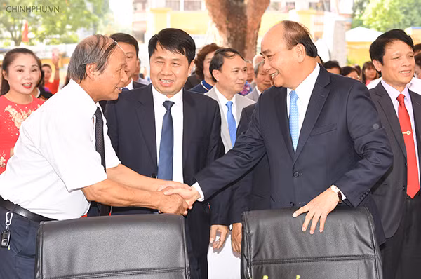 Thủ tướng thăm hỏi các thầy cô giáo của trường Đa Phúc.