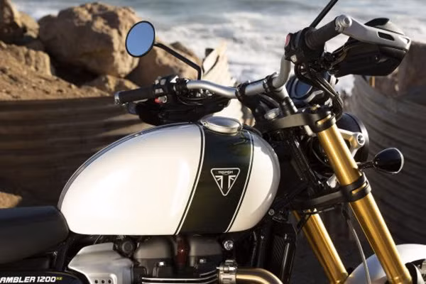Scrambler 1200cc phiên bản 2019 cũng sẽ sử dụng logo mới của Triumph, cùng dải màu sắc hoàn toàn mới mẻ. Yên xe cũng được thiết kế lại với sự kết hợp của da và chỉ trần cho ngoại hình khá cổ điển và hữu dụng. Scrambler 1200cc phiên bản 2019 cũng sẽ sử dụng logo mới của Triumph, cùng dải màu sắc hoàn toàn mới mẻ. Yên xe cũng được thiết kế lại với sự kết hợp của da và chỉ trần cho ngoại hình khá cổ điển và hữu dụng.