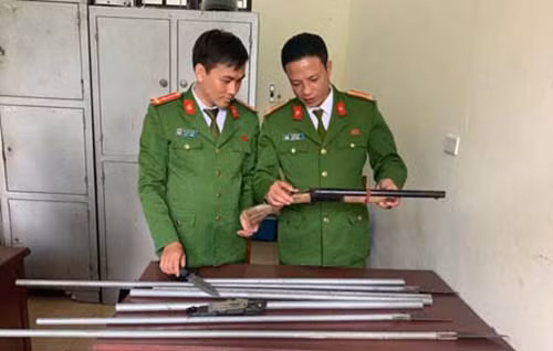Lực lượng Công an đang kiểm tra số vũ khí, hung khí của nhóm đối tượng sử dụng trong vụ ẩu đả.