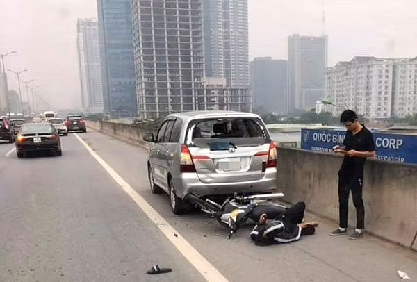 Hiện trường vụ tai nạn trên đường vành đai 3 trên cao giữa xe máy và xe Innova.