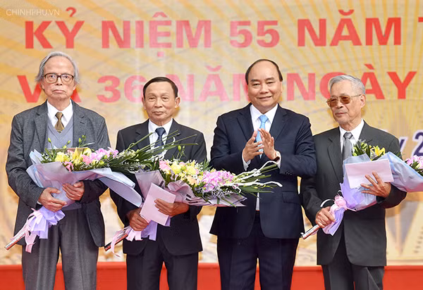 Thủ tướng tặng quà cho các giáo viên nhà trường nhân dịp 20-11.