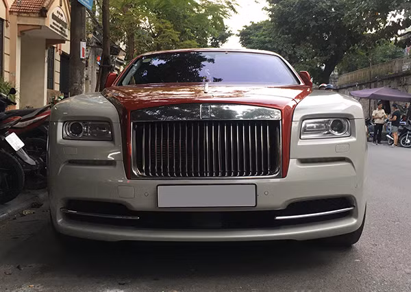 Được biết, đây là chiếc Rolls-Royce Wraith đã có "hộ khẩu" Hà Nội một thời gian khá dài và mới được chủ nhân "tân trang" lại diện mạo.
