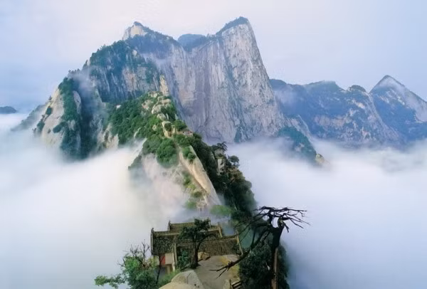 Ngọn núi bao bọc bởi toàn đá hoa cương, từ xa vọng về, hình núi dựng đứng như một bông hoa và vì vậy mà có tên là Hoa Sơn, đỉnh chính cao 2.083m, gọi là Thái Hoa Sơn (hay Tây Nhạc). Hoa Sơn nổi danh là nơi hiểm nguy, thử thách tài nghệ của những dũng sĩ leo núi. Ngọn núi bao bọc bởi toàn đá hoa cương, từ xa vọng về, hình núi dựng đứng như một bông hoa và vì vậy mà có tên là Hoa Sơn, đỉnh chính cao 2.083m, gọi là Thái Hoa Sơn (hay Tây Nhạc). Hoa Sơn nổi danh là nơi hiểm nguy, thử thách tài nghệ của những dũng sĩ leo núi.