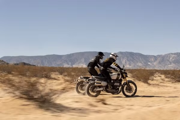 Ngoài ra, những chiếc xe Triumph Scrambler 1200 còn được sử dụng cặp phuộc hàng hiệu với phuộc trước Showa và phuộc sau Ohlins có khả năng tùy chỉnh tốt. Cặp đôi này được trang bị các tiêu chuẩn an toàn đầy đủ như phanh ABS, đĩa đôi cùng với hệ thống phun xăng điện tử FI. Ngoài ra, những chiếc xe Triumph Scrambler 1200 còn được sử dụng cặp phuộc hàng hiệu với phuộc trước Showa và phuộc sau Ohlins có khả năng tùy chỉnh tốt. Cặp đôi này được trang bị các tiêu chuẩn an toàn đầy đủ như phanh ABS, đĩa đôi cùng với hệ thống phun xăng điện tử FI.