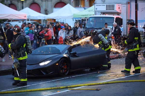Lính cứu hỏa cắt thân vỏ của chiếc Lamborghini Huracan Performante sau khi dập lửa.