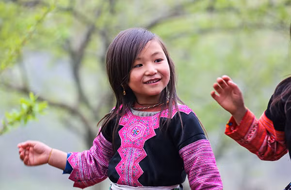 Tới bản Phiêng Cành, ta dễ dàng bắt gặp những ánh mắt hồn nhiên của các em nhỏ trong bộ trang phục truyền thống đang nô đùa trong sương sớm.