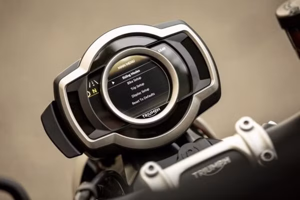 Không giống như những phiên bản trước đây, đồng hồ của Triumph Scrambler 1200 mới sẽ là dạng màn hình màu với nhiều công nghệ được tích hợp cho xe như hành trình, các chế độ lái, ABS và cảnh báo.... Không giống như những phiên bản trước đây, đồng hồ của Triumph Scrambler 1200 mới sẽ là dạng màn hình màu với nhiều công nghệ được tích hợp cho xe như hành trình, các chế độ lái, ABS và cảnh báo....