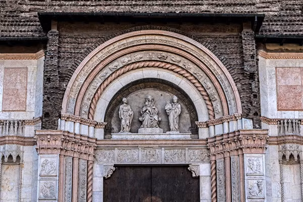 Nửa dưới mặt tiền nhà thờ Basilica de San Petronio là những tác phẩm điêu khắc gợi nhớ tới nhiều điển tích trong Kinh thánh.