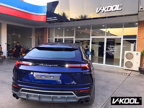 Chiếc Lamborghini Urus mang ngoại thất màu xanh đậm.