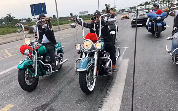 Dàn xe môtô phân khối lớn với những chiếc Harley-Davidson được độ "tay lái khỉ" cùng những chi tiết được thiết kế mang phong cách cá nhân hoá của từng người, đầy độc đáo và cá tính dẫn đoàn rước dâu.