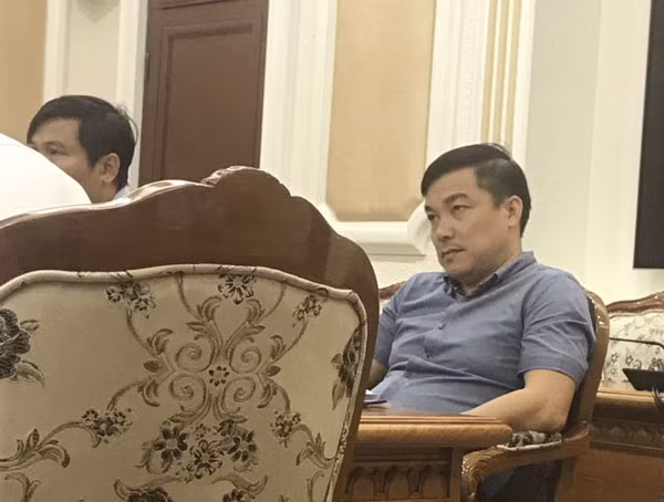 Ông Nguyễn Viết Thanh ngang nhiên ngồi họp và phán về dự án chống ngập với lãnh đạo thành phố.
