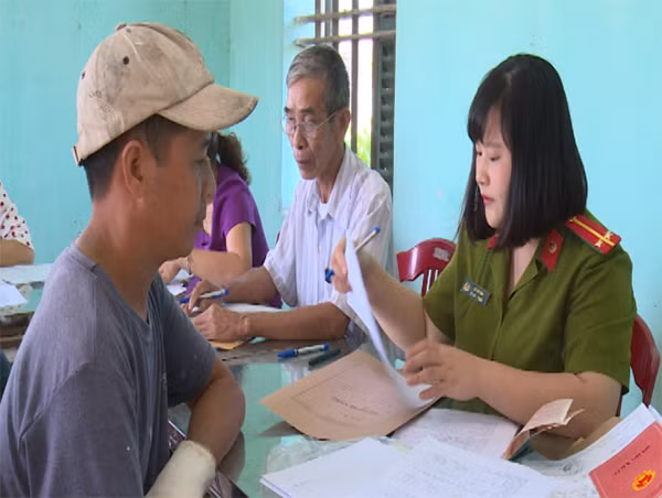 Công an huyện Đông Hưng triển khai thí điểm xây dựng cơ sở dữ liệu quốc gia về dân cư tại xã Đông Quang. Ảnh: Bùi Dương.