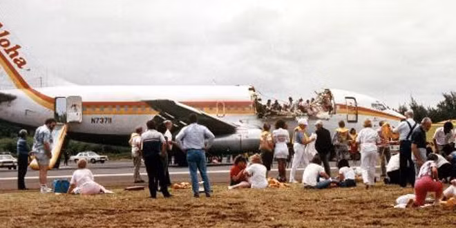 Boeing 737 của Hãng Hàng không Aloha Airlines gặp sự cố mất mái.