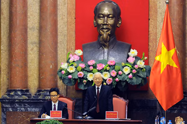 Tổng Bí thư, Chủ tịch nước Nguyễn Phú Trọng trò chuyện với các em học sinh, sinh viên tiêu biểu, xuất sắc.