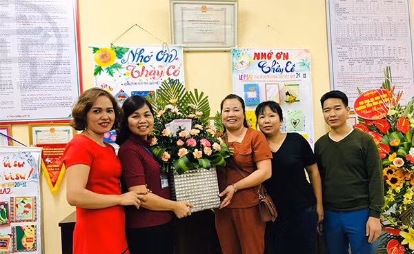Nhân ngày Hiến chương các Nhà giáo, Viettel gửi tặng hàng triệu món quà đến các Thầy cô. Nhân ngày Hiến chương các Nhà giáo, Viettel gửi tặng hàng triệu món quà đến các Thầy cô.
