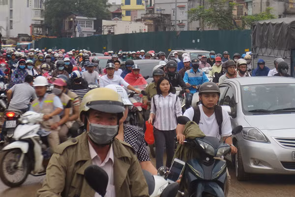 Ùn tắc giao thông thường xuyên xuất hiện trên đường Phạm Văn Đồng – nơi có nhiều tòa nhà chung cư cao tầng tọa lạc. Ùn tắc giao thông thường xuyên xuất hiện trên đường Phạm Văn Đồng – nơi có nhiều tòa nhà chung cư cao tầng tọa lạc.