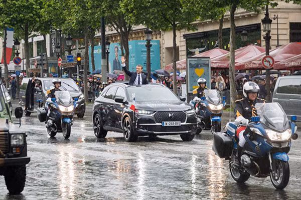 Chiếc DS 7 Crossback mui trần được chế tạo đặc biệt được Tổng thống Pháp Emmanuel Macron sử dụng. Đây là sản phẩm của hãng xe DS, có trụ sở tại Paris, Pháp. Nhà sản xuất đã thiết kế riêng bộ mui trần cho chiếc xe này, phục vụ việc diễu hành của ông Macron trên đại lộ Champs Elysees.