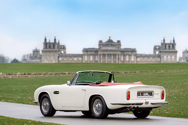 Mẫu xe thể thao Aston Martin DB7 Mark II Volante sử dụng cả động cơ điện lẫn động cơ xăng nguyên bản.