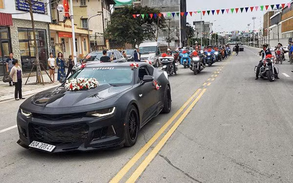 Chiếc xe cơ bắp Chevrolet Camaro tham dự trong đoàn xe rước dâu tại Hà Nội đeo biển kiểm soát Đồng Nai thuộc đời 2017, ngoại hình xe được độ lên bản ZL1 2018 bao gồm lưới tản nhiệt, nắp capô, cản va trước và các khe hốc gió thiết kế “hung hăng” hơn.