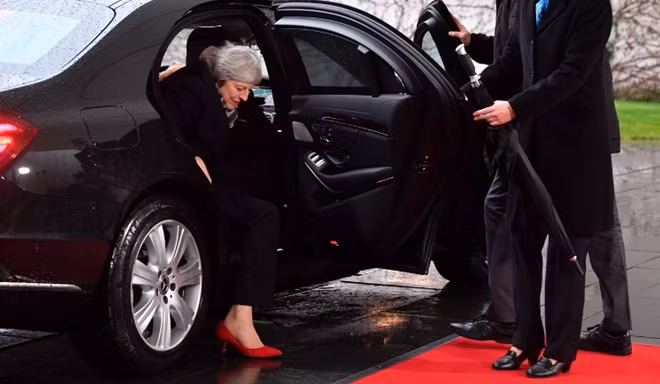 ... và cuối cùng bà Theresa May đã “thoát” được ra khỏi xe.