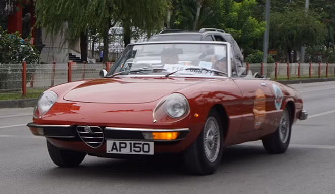 Chiếc xe cuối cùng trong đoàn là Alfa Romeo 1973, một biểu tượng của Italy.