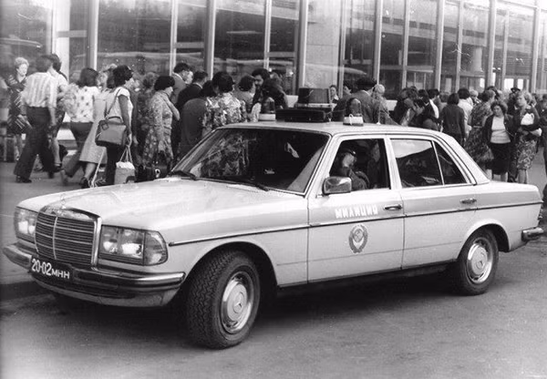 ...và một chiếc Mercedes.
