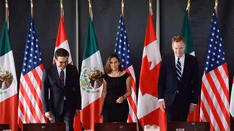 Bộ trưởng Ngoại giao Candada Chrystia cùng Bộ trưởng Kinh tế Mexico Ildefonso Guajardo Villarreal và Đại sứ kiêm đại diện thương mại Mỹ tại Canada Robert E. Lighthizer. Ảnh: THE CANADIAN PRESS.