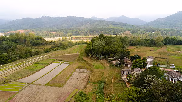 Những ngôi nhà nhỏ ẩn hiện như tô thêm vẻ đẹp của Bình Liêu.