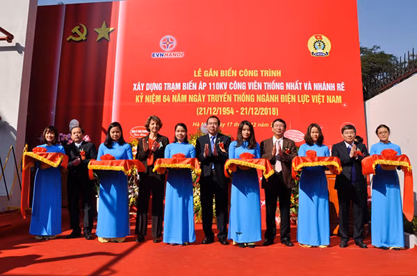 Các đại biểu Lãnh đạo Thành Phố, EVN và EVN HANOI cắt băng khánh thành công trình trạm biến áp 110kV công viên Thống Nhất và nhánh rẽ. Các đại biểu Lãnh đạo Thành Phố, EVN và EVN HANOI cắt băng khánh thành công trình trạm biến áp 110kV công viên Thống Nhất và nhánh rẽ.