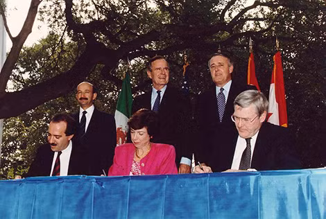 Tổng thống Mỹ George W.Bush cùng người đồng cấp Mexico Carlos Salinas de Gortari và Thủ tướng Canada Brian Mulroney chứng kiến lễ ký kết NAFTA giai đoạn đầu.