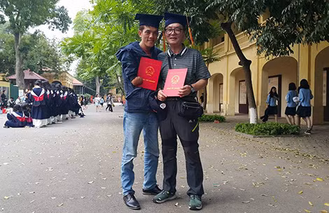 Lý Láo Lở bên người thân trong ngày tốt nghiệp đại học. Lý Láo Lở bên người thân trong ngày tốt nghiệp đại học.