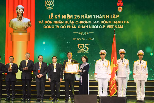 Phó Chủ tịch nước Đặng Thị Ngọc Thịnh trao tặng Huân chương Lao Động hạng Ba cho C.P. Việt Nam sáng nay (5-12).