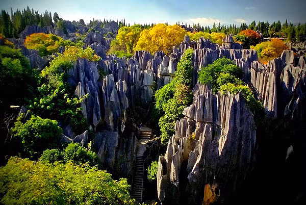 Theo truyền thuyết, rừng đá Thạch Lâm do những người khổng lồ sở hữu khả năng bất tử tạo ra.