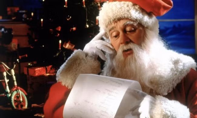 Hình ảnh ông già Noel mặc đồ màu đỏ đi chia quà cho trẻ em đã trở nên quá đỗi thân quen với người Việt.