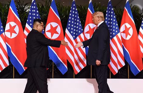 Lãnh đạo Triều Tiên Kim Jong-Un và Tổng thống Mỹ Donald Trump bắt tay tại hội nghị thượng đỉnh lịch sử ở Singapore vào ngày 12-6-2018.