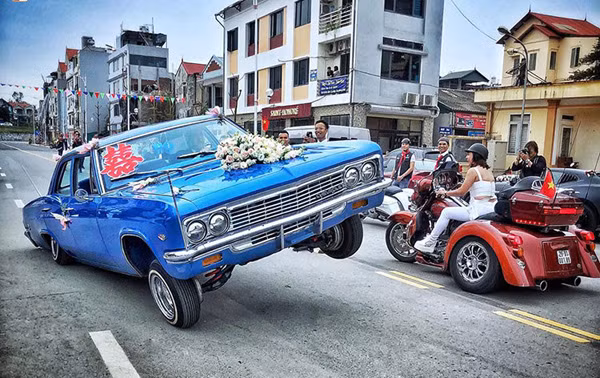 Một chiếc Chevrolet Biscayne "hàng hiếm" sản xuất năm 1966 đã được độ lại hệ thống treo và cơ khí để phù hợp với phong cách chơi Lowrider (lái thấp) vốn thịnh hành ở Mỹ từ thập niên 60 của thế kỷ trước cũng xuất hiện đầy phong cách trong lễ rước dâu tại Hà Nội.
