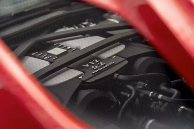 Aston Martin DBS Superleggera 2019 được trang bị động cơ V12.