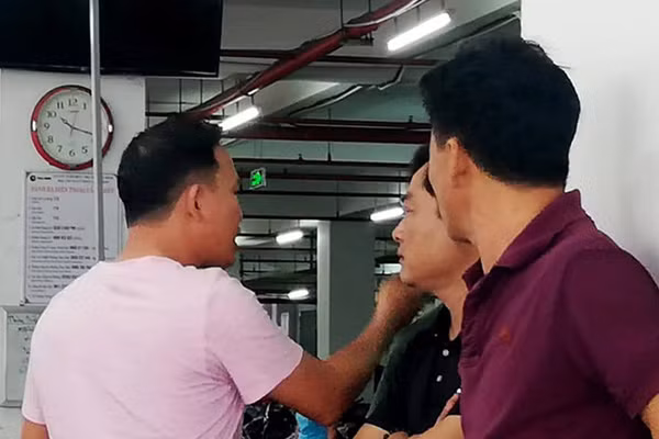 "Cả toà nhà có 3 bảo vệ trực, đây là nước, cháy thì chết cả nhà rồi, xe anh xịn nhất, đang chìm dưới này'', một chủ xe nói.