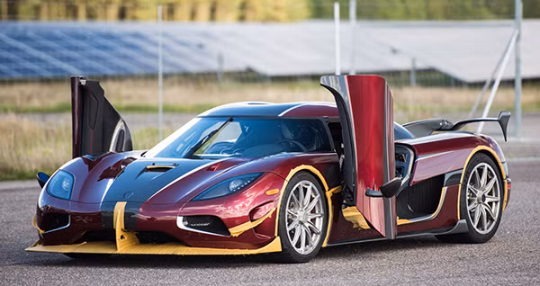 Koenigsegg Agera RS: Đây là một mẫu xe khá đặc biệt vì nó sử dụng sợi carbon lẫn kevlar trong việc chế tạo thân xe. Xe được trang bị động cơ V8 5.0L tăng áp cho công suất 1.360 mã lực. Chiếc xe này có tất cả mọi thứ cần thiết để trở thành chiếc xe nhanh nhất thế giới với tốc độ tối đa lên tới 457 km/h.