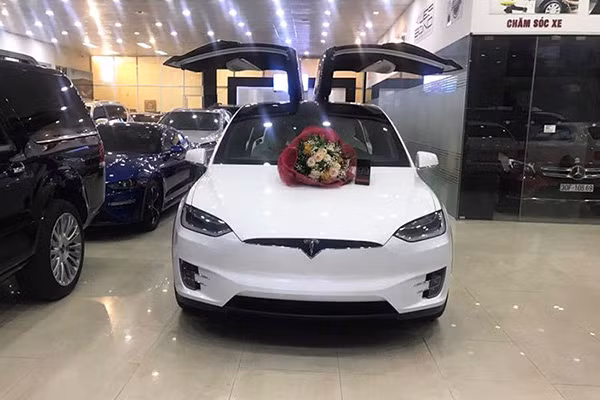 Sau quá trình "khui công" tại cảng, chiếc Tesla Model X P100D này đã được vận chuyển về một showroom công ty nhập khẩu tư nhân Hà Nội vào cuối tuần vừa qua.